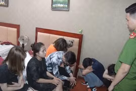 Bắt quả tang 19 nam nữ "bay lắc" trong khách sạn