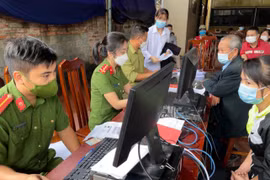 [Ảnh] Không ngại mưa lớn, lực lượng Công an về xã cấp căn cước gắn chip cho nhân dân