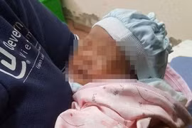 Bé sơ sinh bị bỏ rơi ở khuôn viên Trạm y tế xã