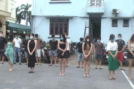 Bất chấp lệnh cấm, quán karaoke mở cửa cho 37 khách vào hát