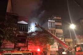 Tìm thấy 2 thi thể trong vụ cháy cửa hàng đồ sơ sinh ở phố Tôn Đức Thắng