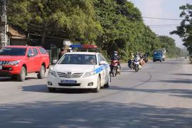 [Ảnh] Công an Hà Nội dẫn đường cho đoàn người di chuyển từ Bình Dương về Lào Cai