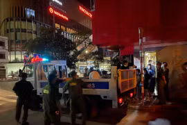 Chủ quán karaoke Linh Dương cho khách trèo lên mái nhà bỏ trốn, sắp hầu tòa