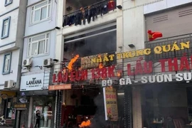 Cháy quán lẩu ếch trên phố Thượng Đình