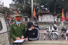Công an quận Đống Đa xử phạt 5 trường hợp lấn chiếm vỉa hè để trông xe