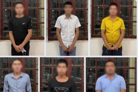 Bắt quả tang 8 người tụ tập đánh bạc khi Hà Nội đang thực hiện giãn cách xã hội