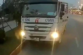 Bị phạt 4 triệu đồng, tước giấy phép lái xe 3 tháng vì...khối bê tông