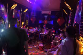 [Ảnh] Cận cảnh quá trình đột kích quán hát cho nhau nghe, bắt quả tang 13 đối tượng 'bay lắc'