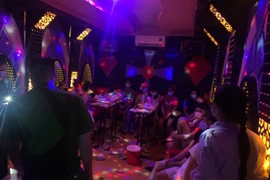 Hà Nội: 13 'nam thanh, nữ tú' vào bay lắc trong quán hát cho nhau nghe 