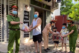 Công an quận Hà Đông: Nối tiếp chuỗi hoạt động trao gửi yêu thương tới cộng đồng 