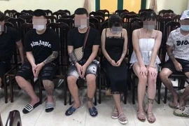 Bất chấp lệnh cấm, 15 'nam thanh, nữ tú' vẫn tụ tập 'vui vẻ' trong quán karaoke