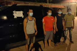 Ô tô tải chở 4 người định "thông" chốt phòng chống dịch vào Hà Nội