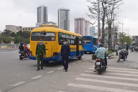 Ra quân xử phạt xe khách chạy ‘rùa bò’, mở cửa đón khách tại đường Phạm Hùng – Phạm Văn Đồng