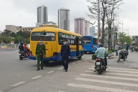 Ra quân xử phạt xe khách chạy ‘rùa bò’, mở cửa đón khách tại đường Phạm Hùng – Phạm Văn Đồng