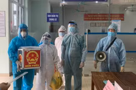 [Clip] Mang hòm phiếu phụ đến nhà để cử tri đang cách ly, thực hiện quyền bầu cử 