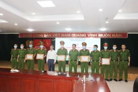 Khen thưởng chiến công điều tra, bắt giữ nhanh đối tượng cướp tài sản