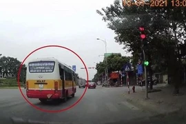 Tài xế xe buýt vượt đèn đỏ bị phạt 4 triệu đồng