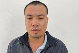 Truy xét kẻ đấm hỏng mắt tài xế xe máy vì... xin vượt không được 