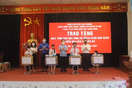 Trao tặng 31 bộ máy tính cho học sinh có hoàn cảnh khó khăn ở huyện Đan Phượng