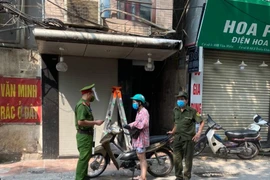 Quận Thanh Xuân phạt 24 trường hợp không đeo khẩu trang, ra khỏi nhà không vì mục đích thiết yếu