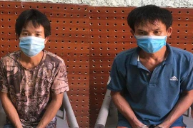 Thấy con bị xử lý không đeo khẩu trang, bố và chú cầm dao đuổi đánh Công an