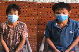 Thấy con bị xử lý không đeo khẩu trang, bố và chú cầm dao đuổi đánh Công an