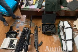 Hà Nội: Từ chiếc Mazda 'để quên' trên phố, lộ diện đối tượng 5 tiền án, tàng trữ 9 khẩu súng các loại