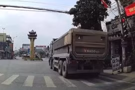 Tài xế xe tải vượt đèn đỏ bị 'phạt nguội' 4 triệu đồng