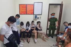 Phạt 54 triệu đồng đối với 27 nam nữ tụ tập trong quán karaoke