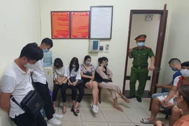 Phạt 54 triệu đồng đối với 27 nam nữ tụ tập trong quán karaoke