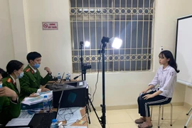 Xuyên đêm làm căn cước gắn chíp cho người dân