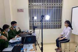 Xuyên đêm làm căn cước gắn chíp cho người dân