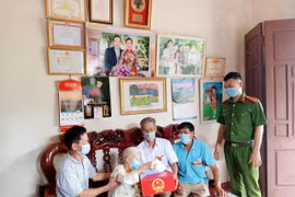 [Ảnh] Hòm phiếu phụ đến tận nhà, để cử tri bỏ phiếu chọn người tài đức