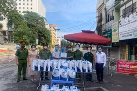 Tặng nước sát khuẩn cho lực lượng chống dịch Covid-19 tại khu phong tỏa Văn Miếu - Văn Chương