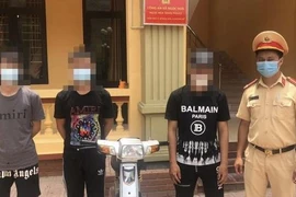 Kẹp ba 'bốc đầu' xe máy trong ngày thực hiện giãn cách xã hội