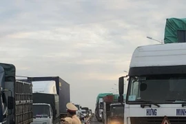 Cận cảnh hiện trường vụ cháy xe container trên cầu Thanh Trì