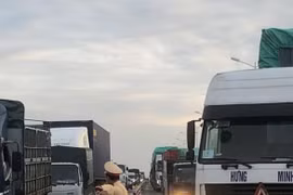 Cận cảnh hiện trường vụ cháy xe container trên cầu Thanh Trì