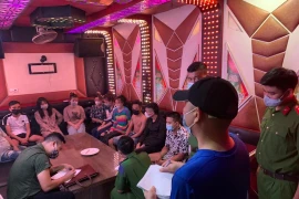 Đột kích quán karaoke, phát hiện 10 nam nữ đang "bay lắc"