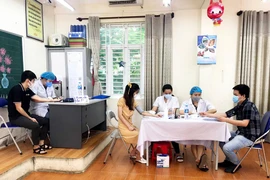 Người dân quận Thanh Xuân có thể liên hệ thông tin tiêm vaccine qua hotline Trạm Y tế lưu động 11 phường