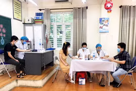 Người dân quận Thanh Xuân có thể liên hệ thông tin tiêm vaccine qua hotline Trạm Y tế lưu động 11 phường