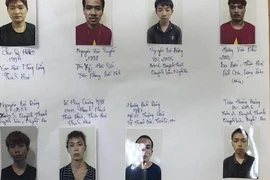 Bị đèn pha rọi... nhóm thanh niên vác điếu cày đánh gục tài xế, cướp xe máy