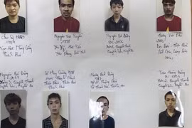 Bị đèn pha rọi... nhóm thanh niên vác điếu cày đánh gục tài xế, cướp xe máy