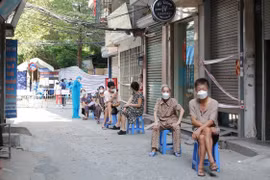 [Clip] Cận cảnh quá trình lấy mẫu xét nghiệm toàn bộ dân cư khu phong tỏa ở phường Văn Chương và Thổ Quan 