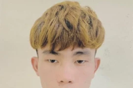 Biểu hiện nghi vấn của nam thanh niên đứng ở điểm chờ xe buýt lúc nửa đêm