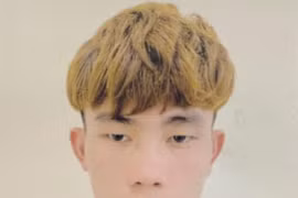 Biểu hiện nghi vấn của nam thanh niên đứng ở điểm chờ xe buýt lúc nửa đêm