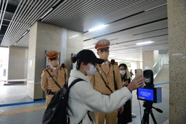 Người dân hào hứng trải nghiệm quét QR code của Bộ Công an trên tuyến Cát Linh - Hà Đông