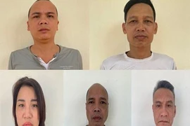 Đặt vòng hoa trước cổng, dọa đổ thuốc sâu xuống ao cá để... đòi tiền vay nợ