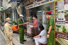 [Ảnh] Công an Hà Nội vận động chủ các cửa hàng ăn, uống chỉ bán mang về, đóng cửa cắt tóc gội đầu