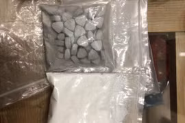 Lộ bí mật của gã đàn ông ngồi trong xe ôtô đỗ ven đường lúc nửa đêm