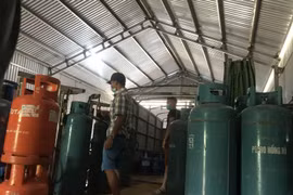 Bắt quả tang nhóm đối tượng san chiết gas trái phép